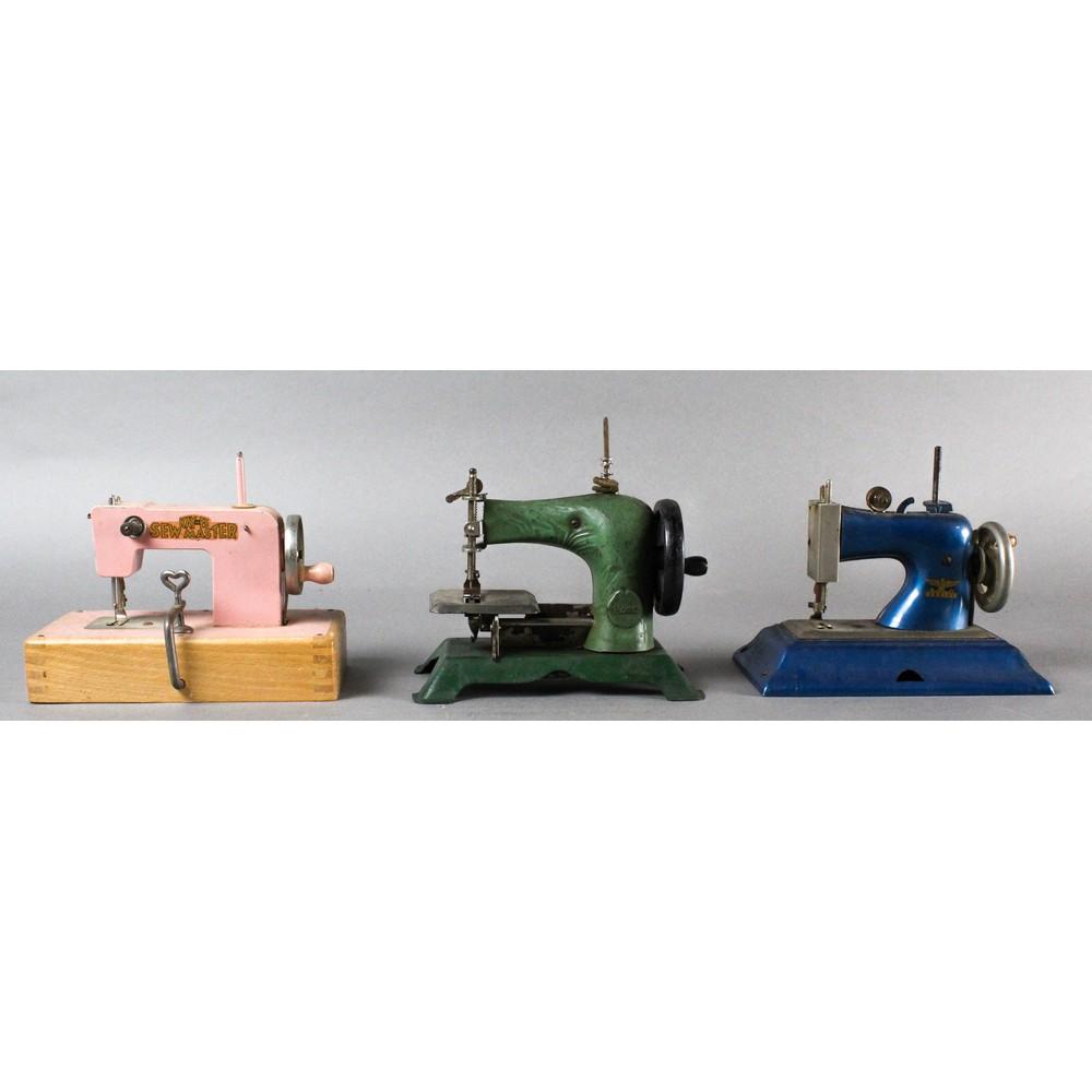 v cvnb Vintage Toy Sewing Machine Toys (3)