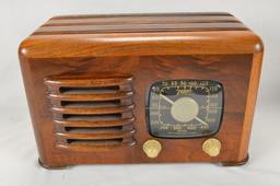 Zenith (2) & Universal Wood Radios