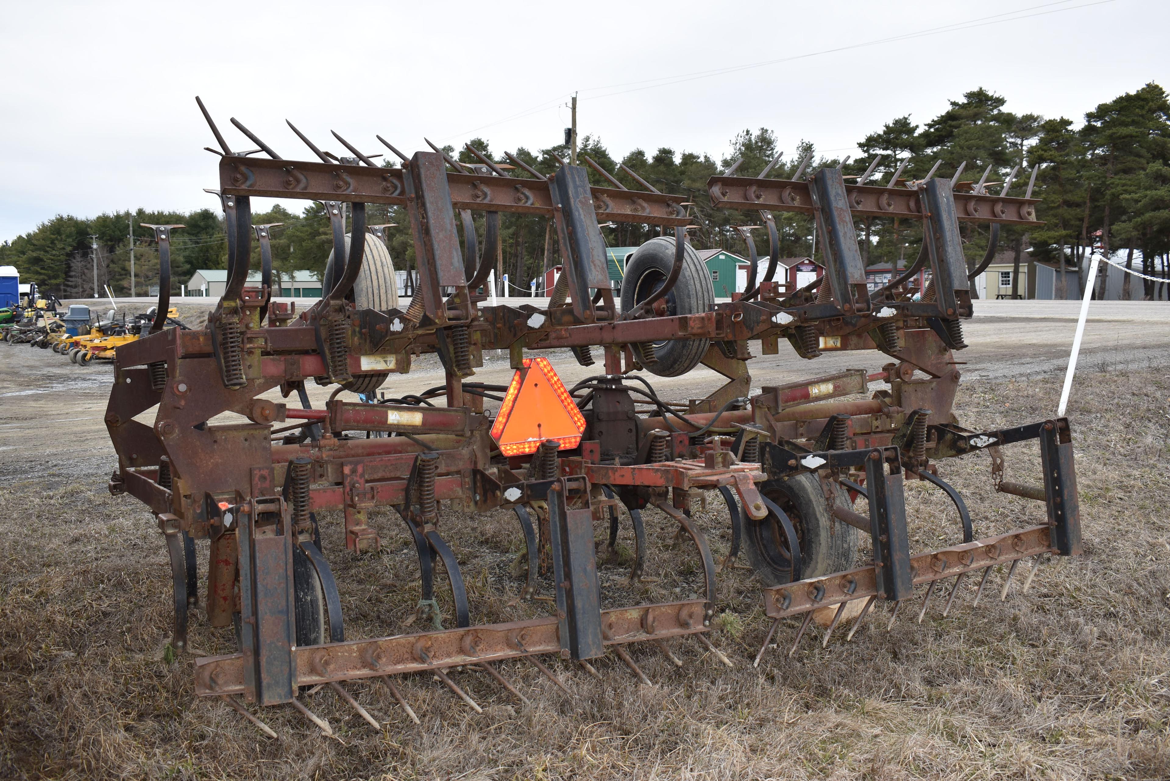 Hinicker 21' wingfold field cultivator