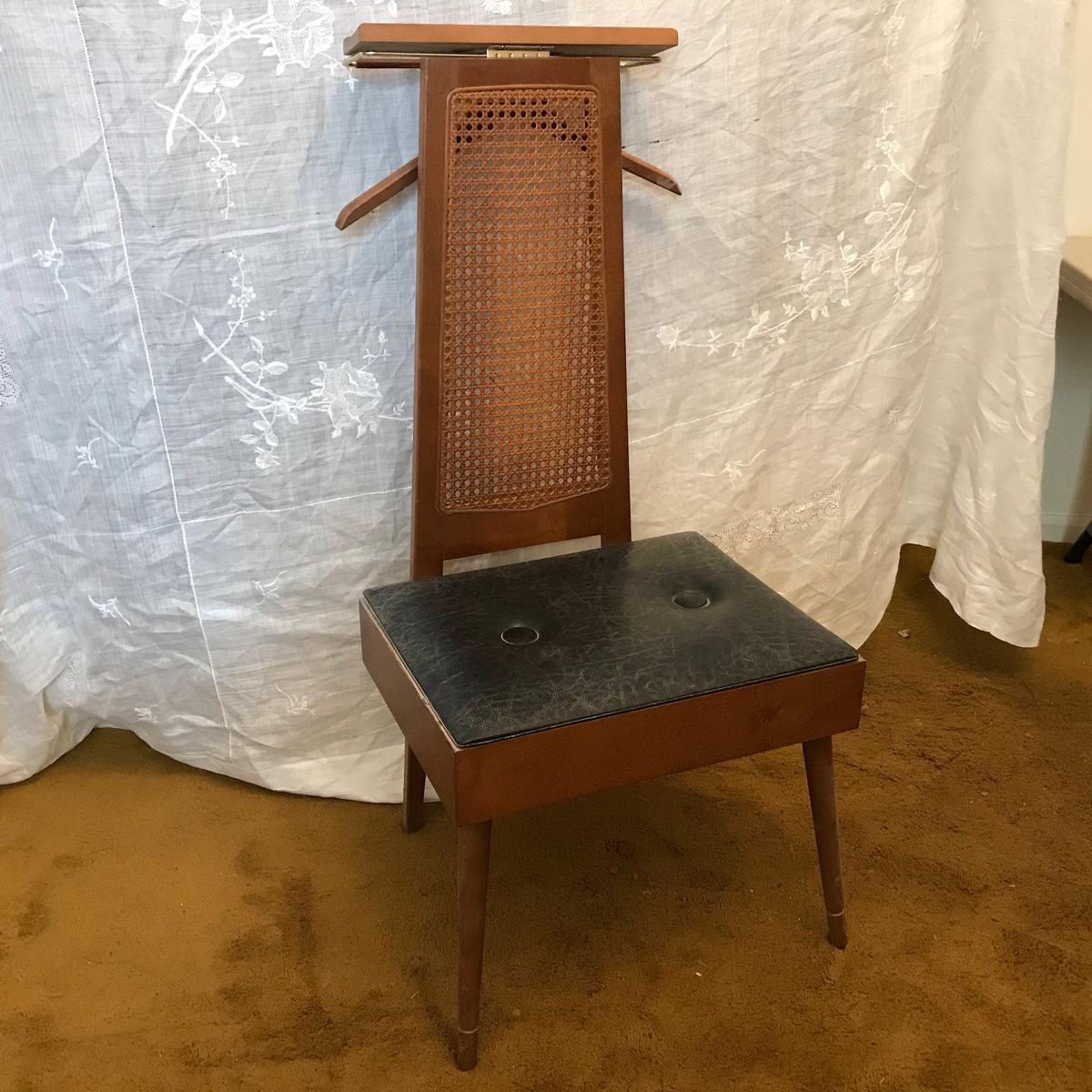 Mid-Century Modern Pearl Wick Valet Butler Chair w/Accessories