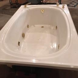 Large Jetted Jacuzzi Tub