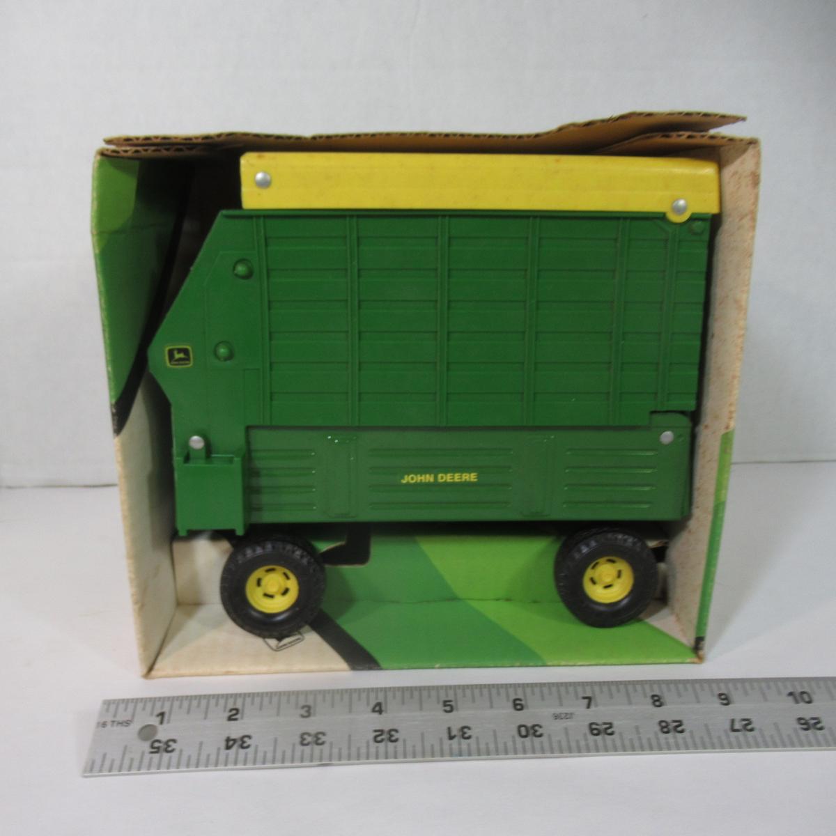 John Deere Farm Forage Wagon 1/16 Scale Steel Toy by ERTL - New in Box