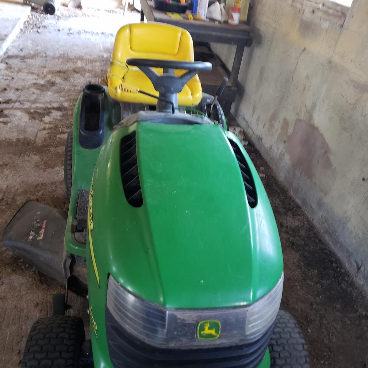 John Deere L110 Automatic 17.5 Hp 42” Riding Lawn Mower