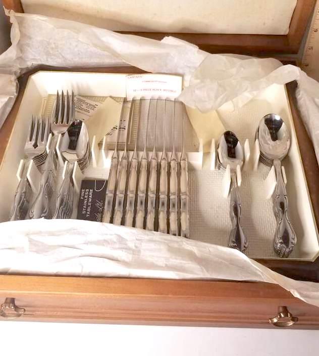 Oneida Ltd Silversmiths Flatware Set in Nice Wooden Case