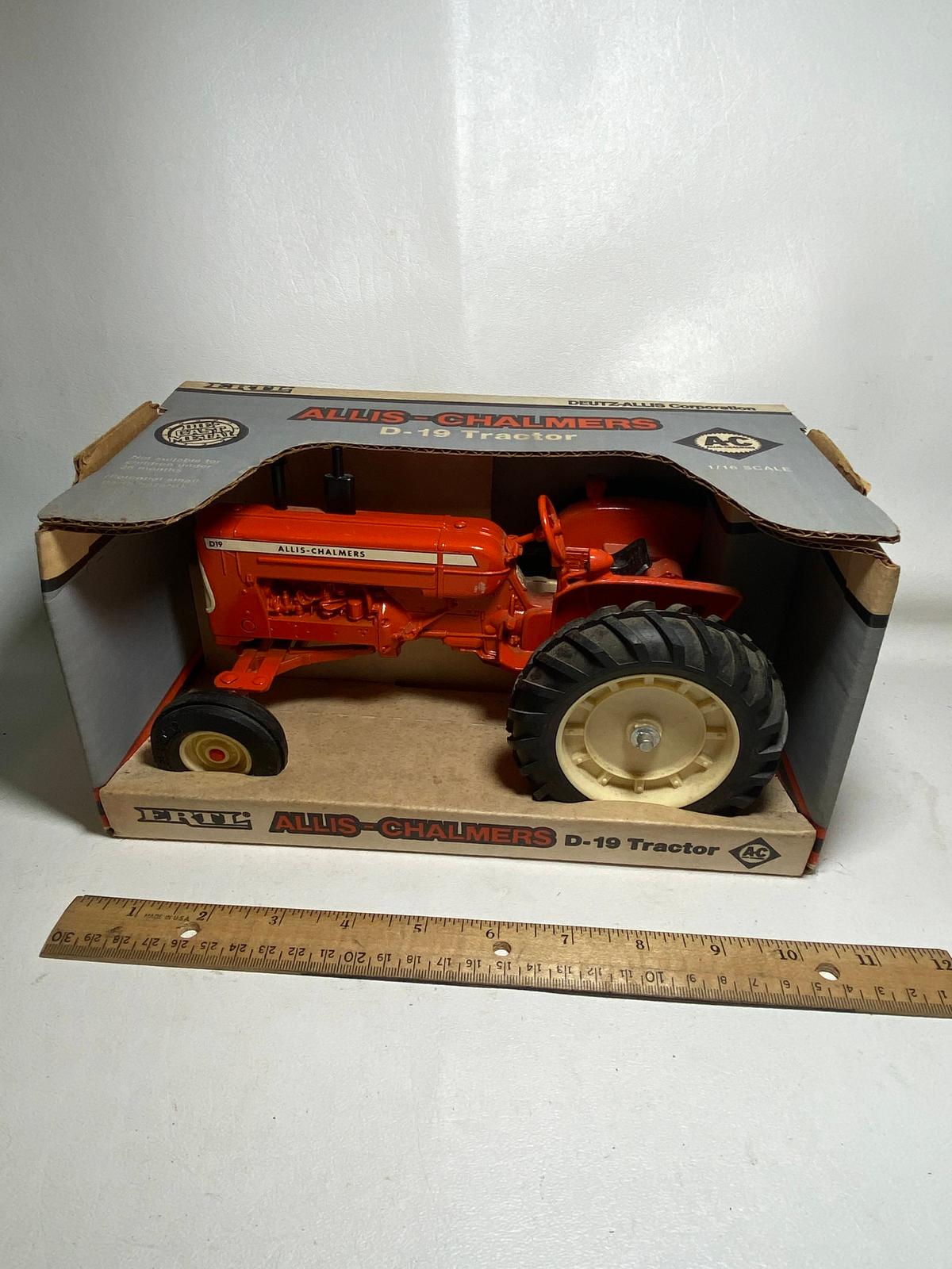 1990 ERTL Allis-Chalmers D-19 1/16 Scale Die-Cast Tractor in Box