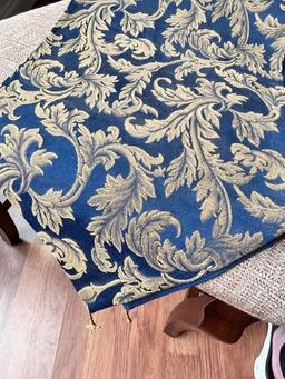 Nice Navy & Gold Table Scarf
