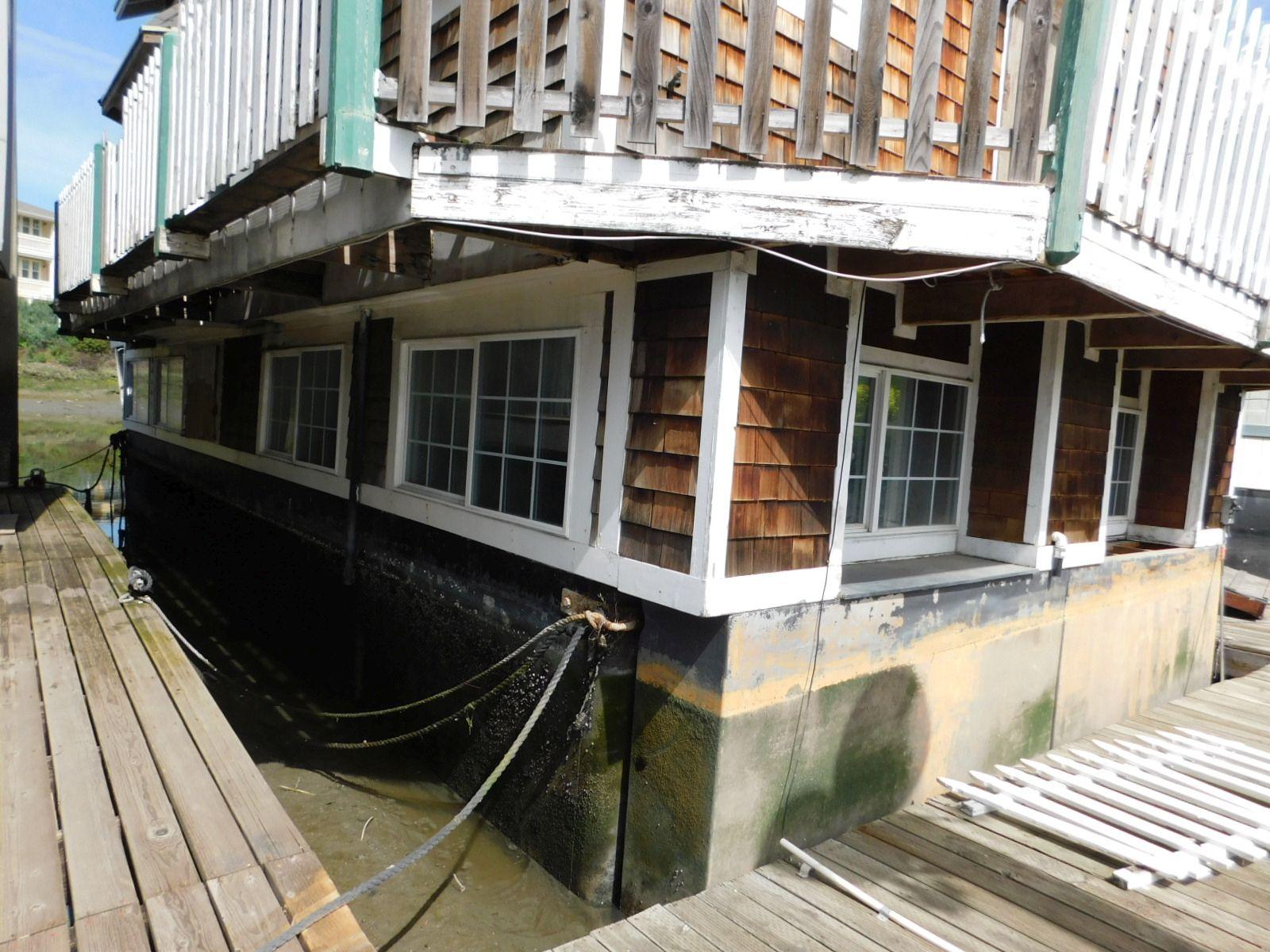 1996 AQUAMANSION 40' X 20' 3 STORY FLOATING HOME (NON RUNNER) (SUBJECT TO SELLERS APPROVAL)