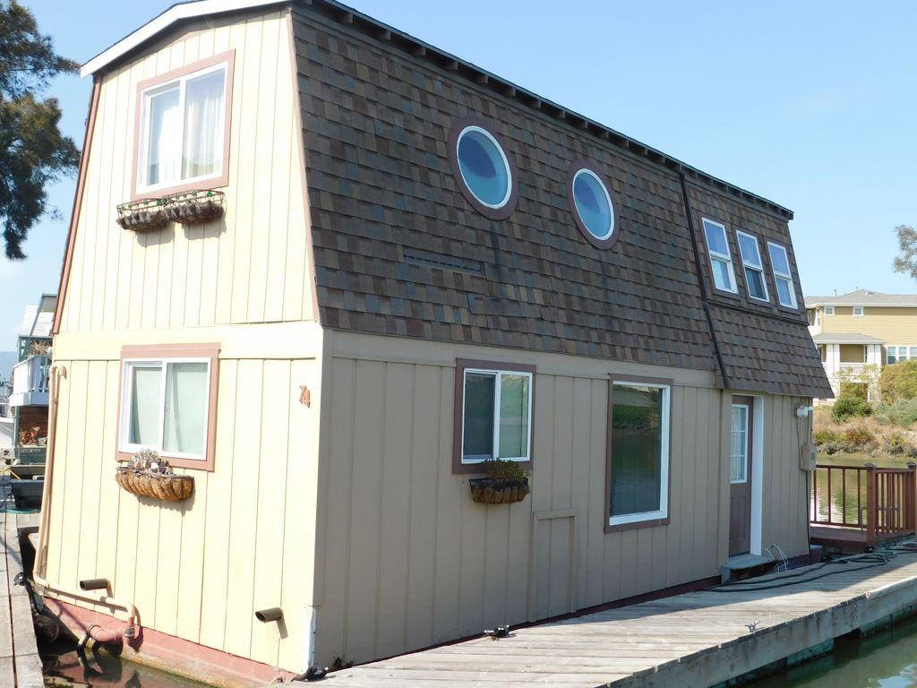 1969 TOWNSEND 32' 2 STORY FLOATING HOME (NON RUNNER) (SUBJECT TO SELLERS APPROVAL)