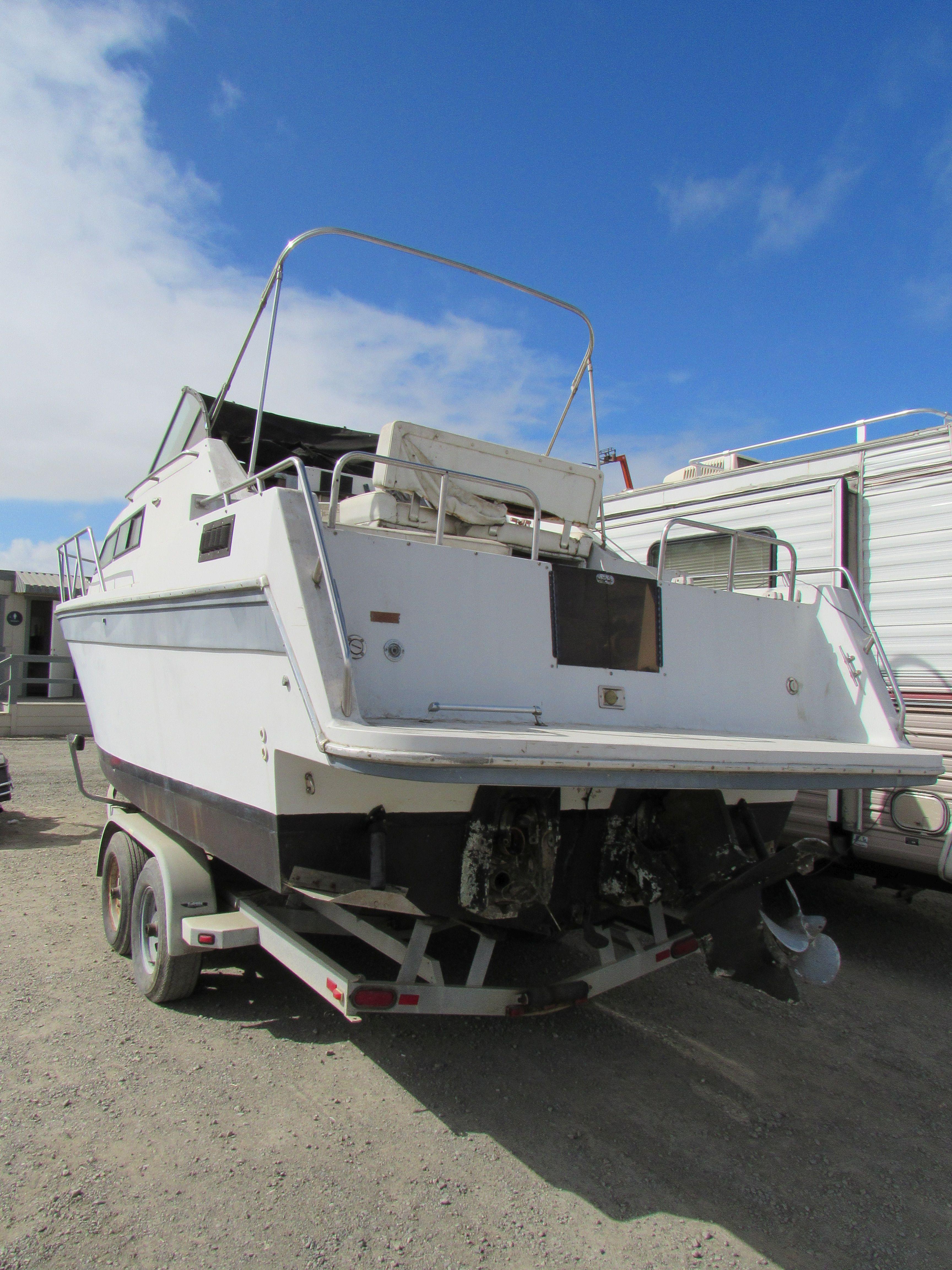 1989 CABIN CRUISER BOAT