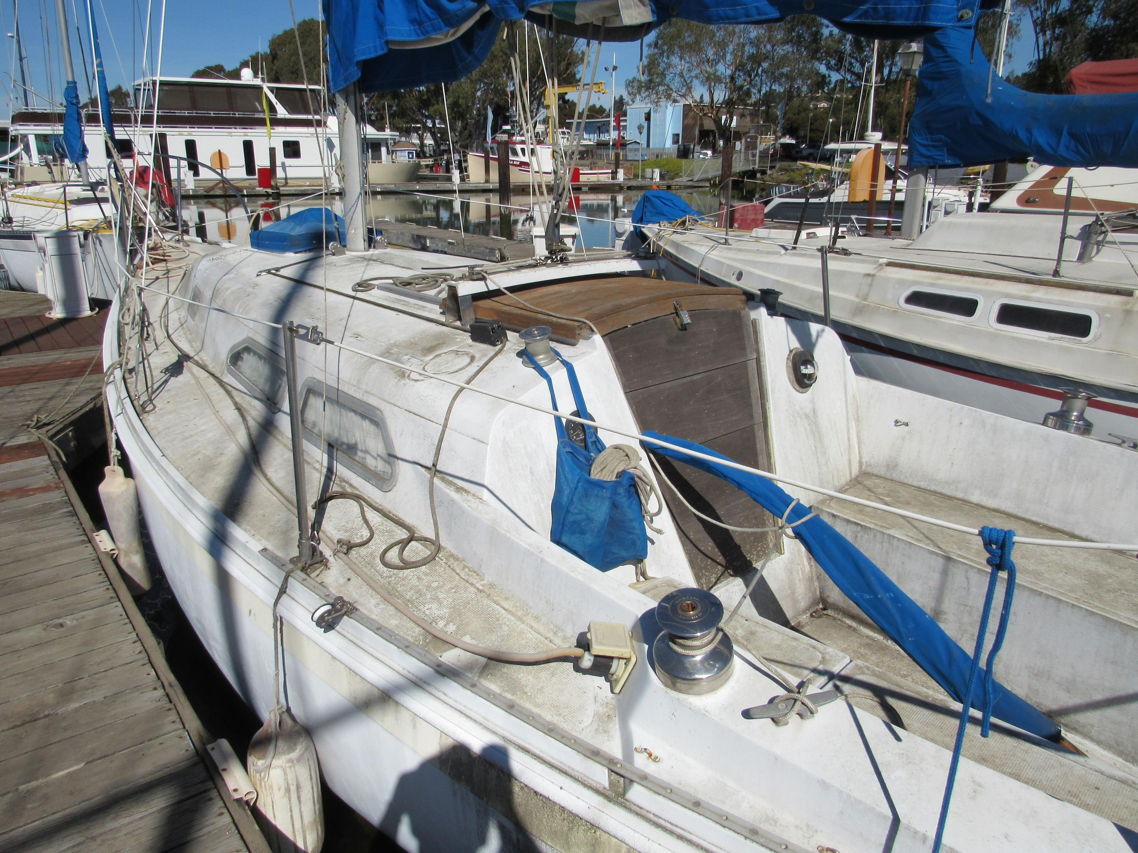 1977 ERICSON 26' 9" SAIL BOAT (NON RUNNER) (SUBJECT TO SELLERS APPROVAL)