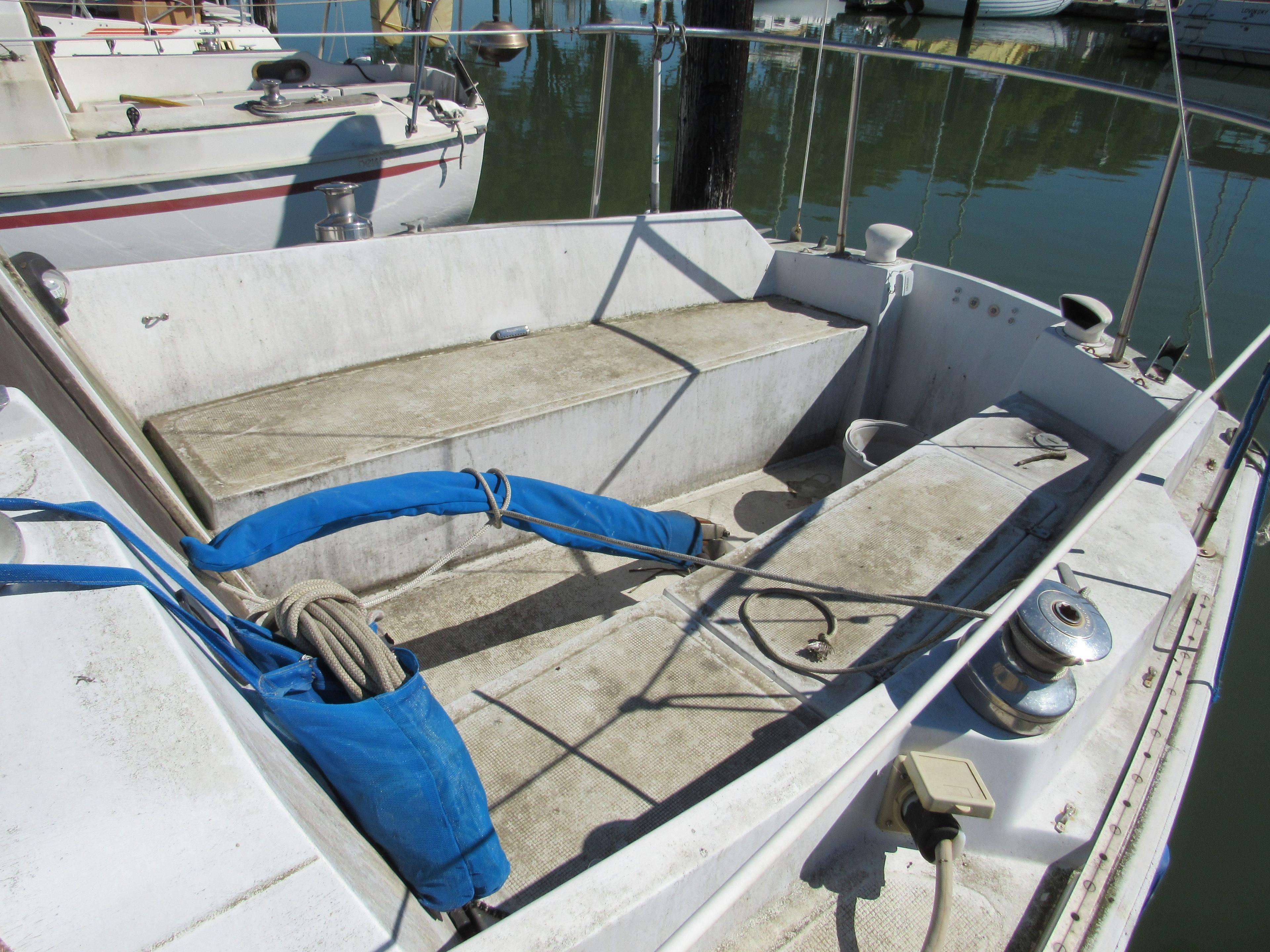 1977 ERICSON 26' 9" SAIL BOAT (NON RUNNER) (SUBJECT TO SELLERS APPROVAL)