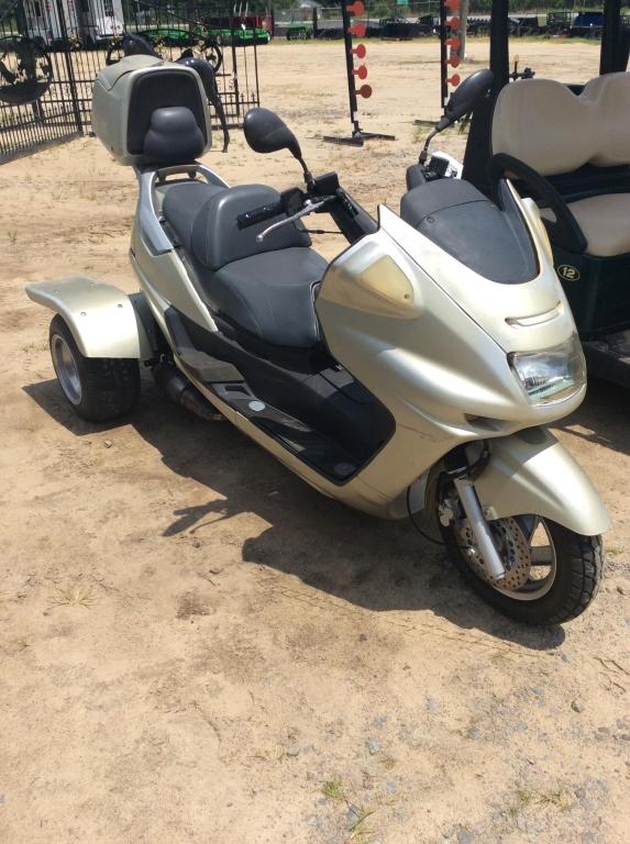 2010 DAIX 3-WHEEL SCOOTER