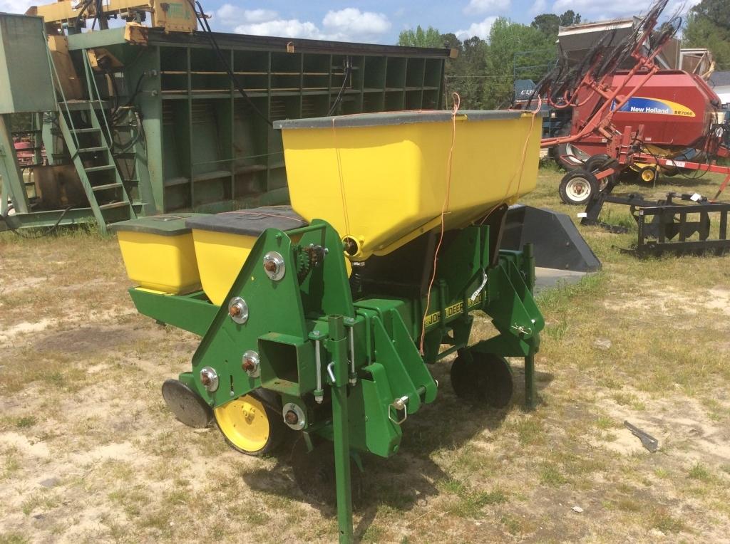 (219)JD 7100 2 ROW PLANTER