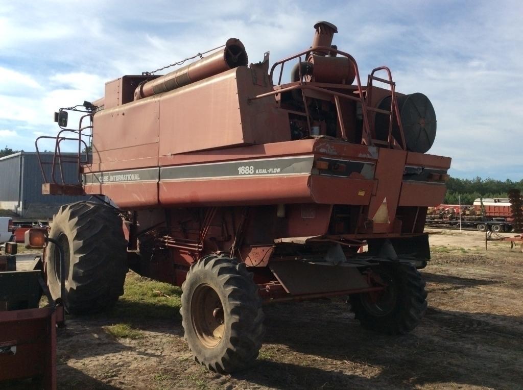 (89)CASE IH 1688 COMBINE