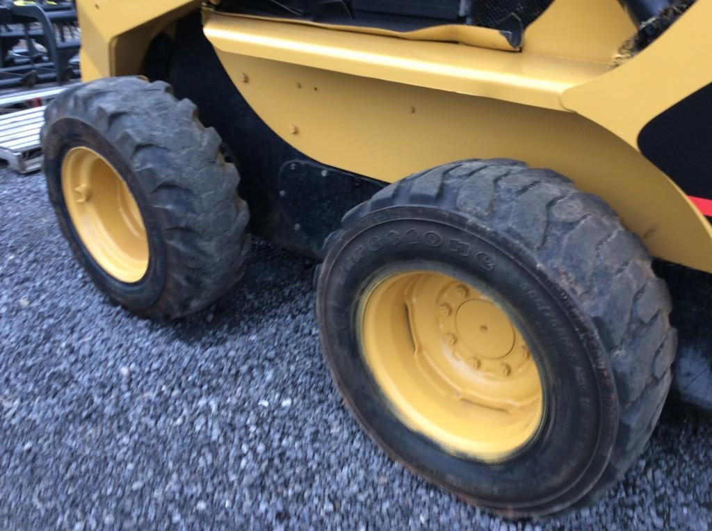 (132)CAT 268B SKID STEER