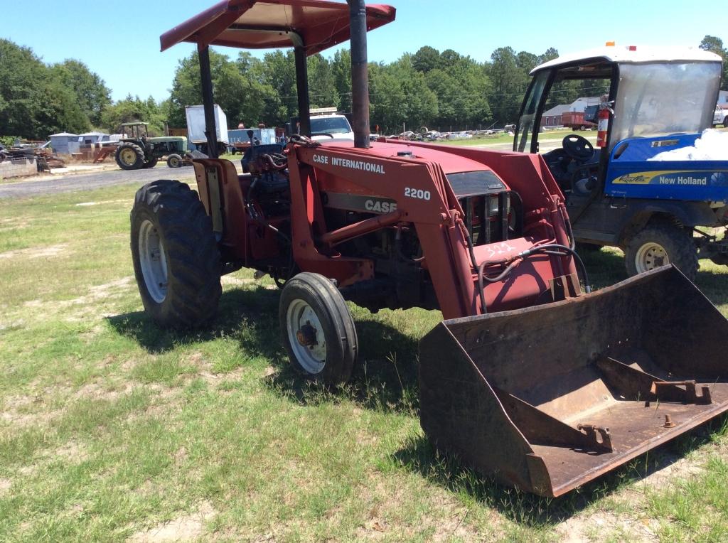 CASE IH 3220 W/ 2200 LOADER