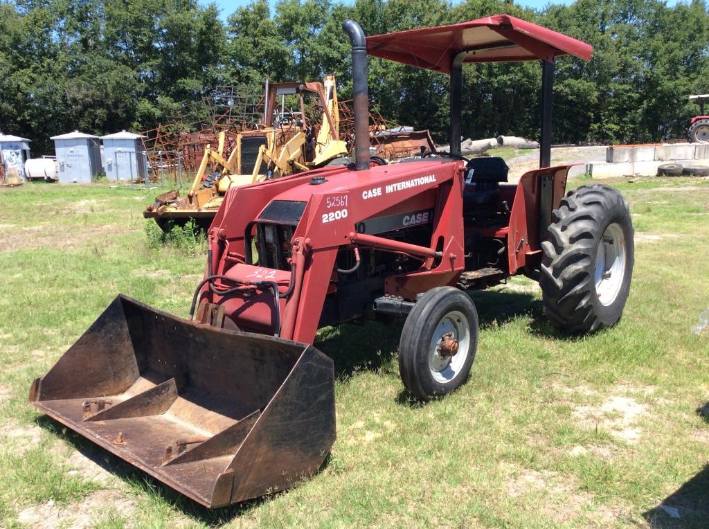 CASE IH 3220 W/ 2200 LOADER