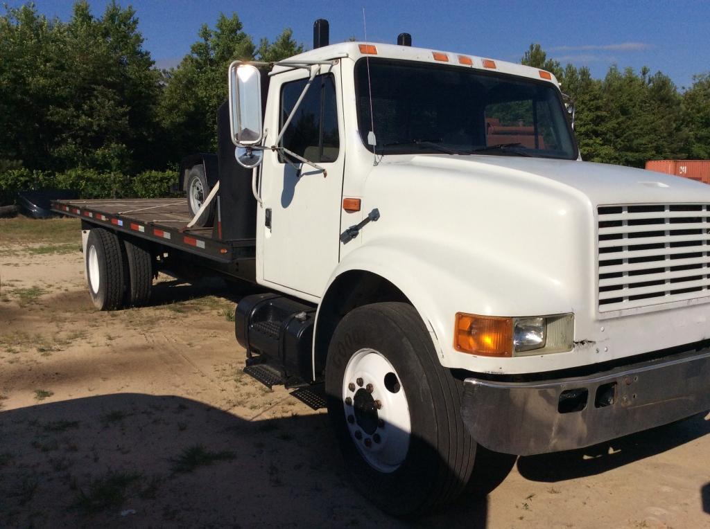 1995 IH 4700 W/ 24' FLATBED TRUCK