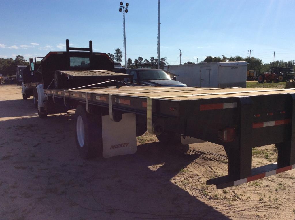 1995 IH 4700 W/ 24' FLATBED TRUCK