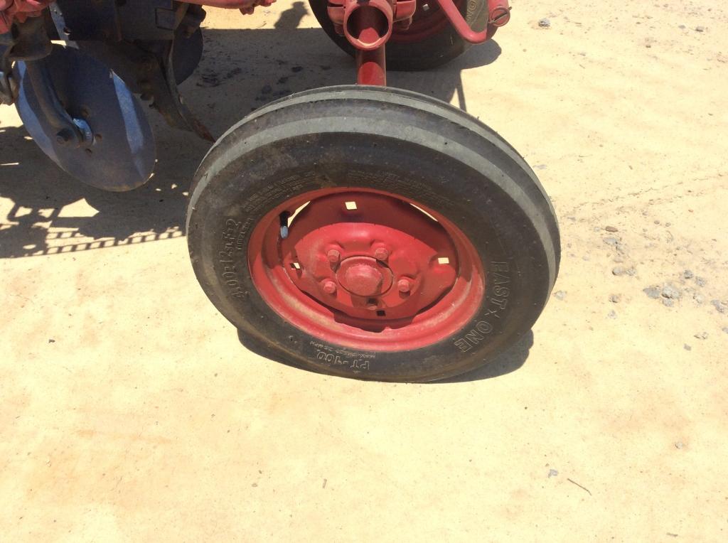 IH CUB TRACTOR