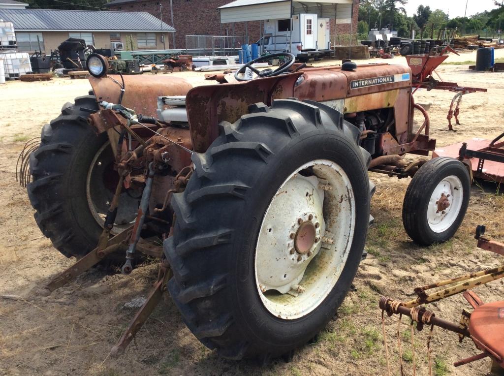 (110)ABSOLUTE - INTERNATIONAL 444 TRACTOR