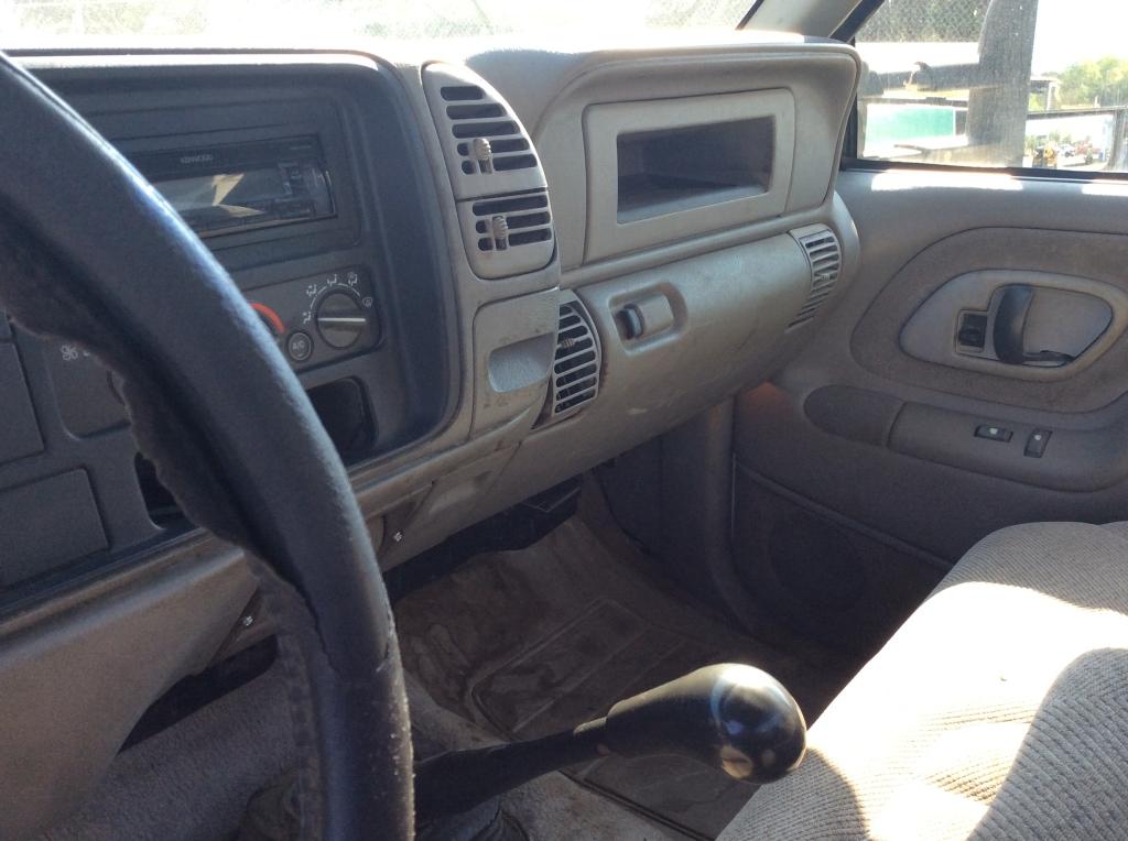 (76)1999 CHEVROLET 3500 SERVICE TRUCK