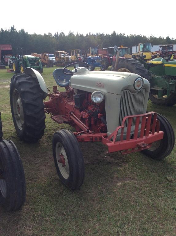 (24)FORD 600 TRACTOR