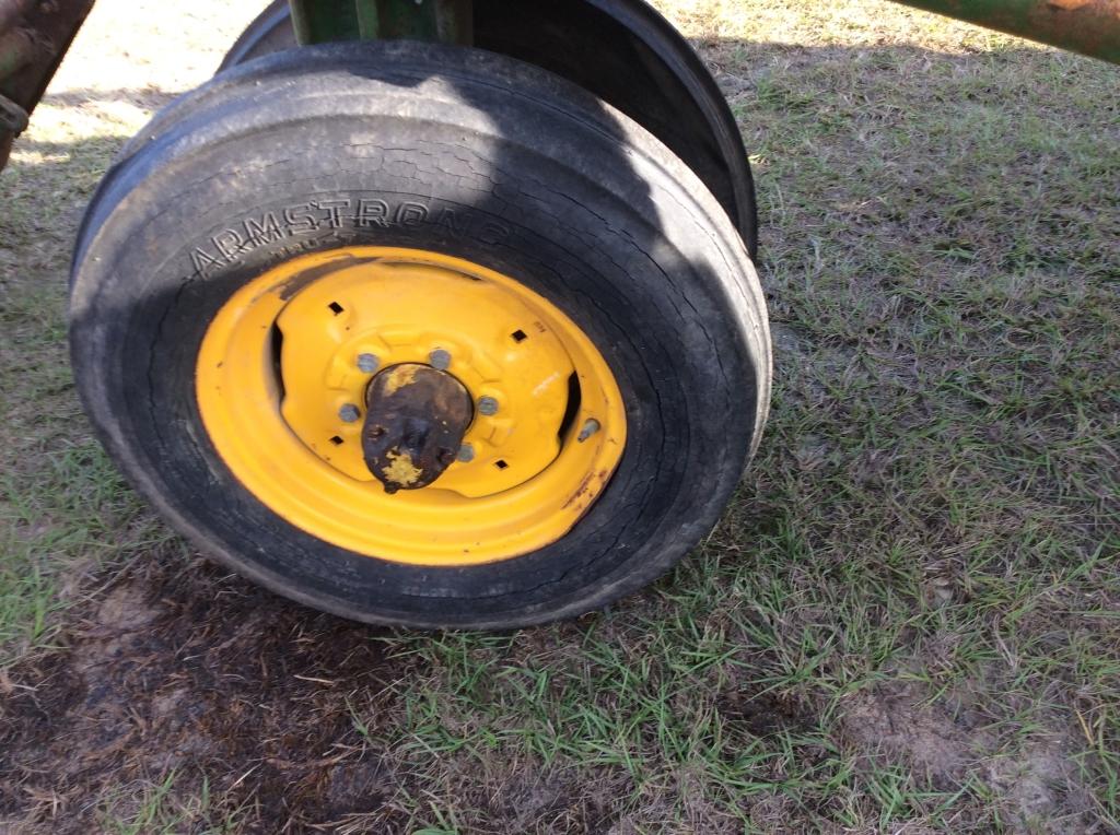 (23)JOHN DEERE 620 W/ LOADER