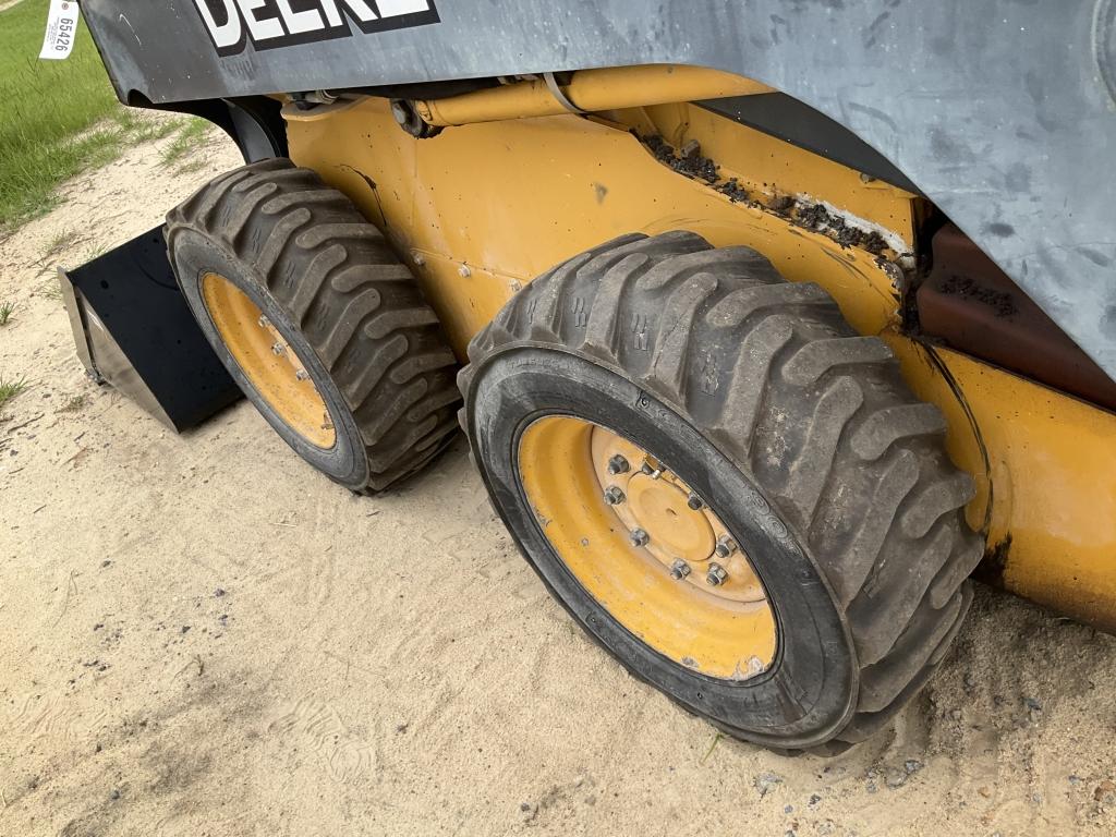 (74)JOHN DEERE 318D SKID STEER