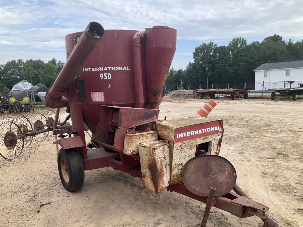 (17)INTERNATIONAL 950 FEED MILL