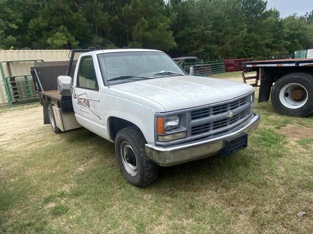 (102)1995 CHEVROLET 3500 FLATBED TRUCK