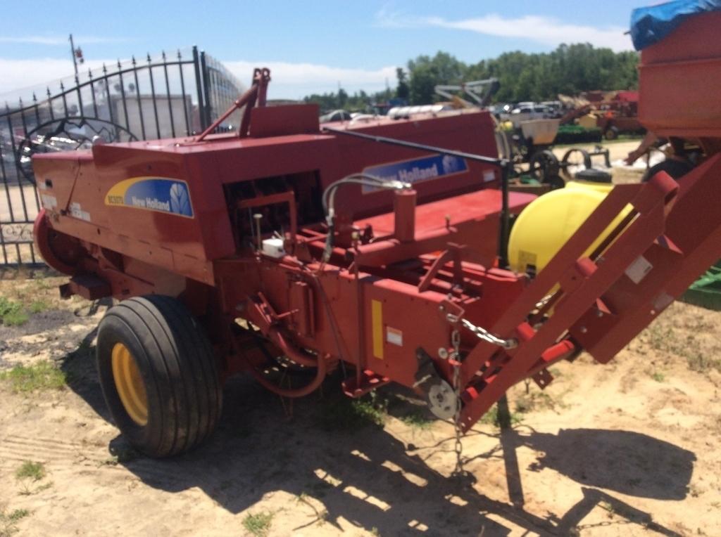 (745)NEW HOLLAND BC5070 SQUARE BALER