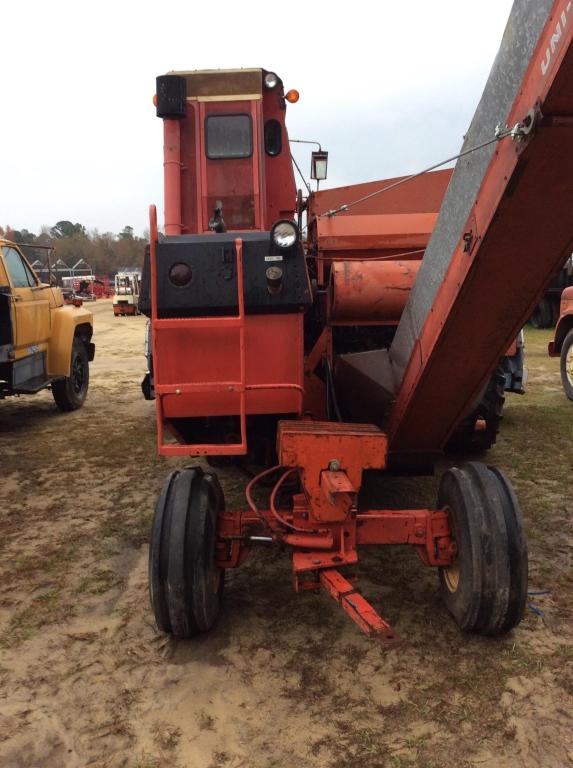 (106)NEW IDEA 708 SELF PROPELLED PICKER