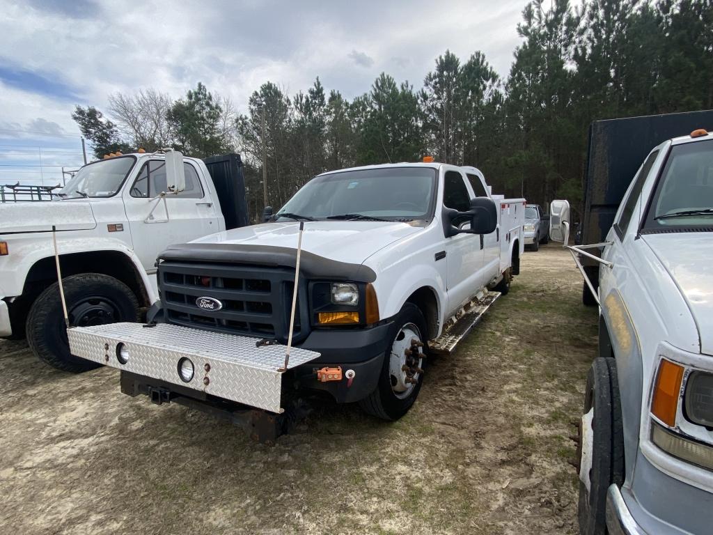 (117)2006 FORD F350 SERVICE TRUCK