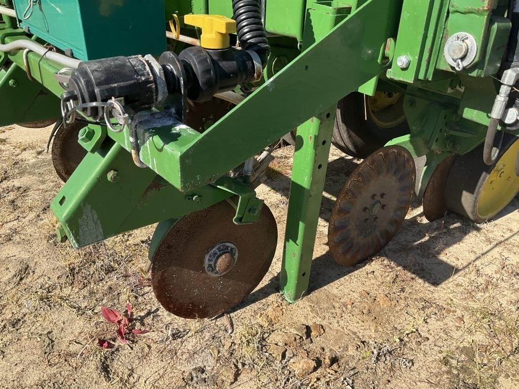 (736)JOHN DEERE 7000 6 ROW PLANTER - 3PT HITCH