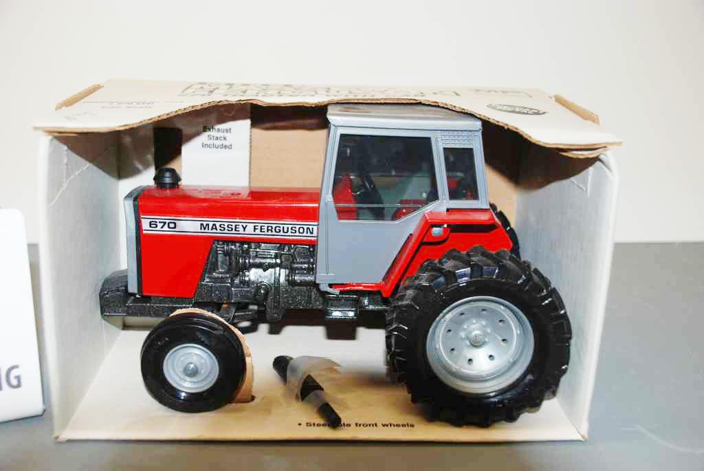 Massey Ferguson 670 Tractor with Cab - Ertl