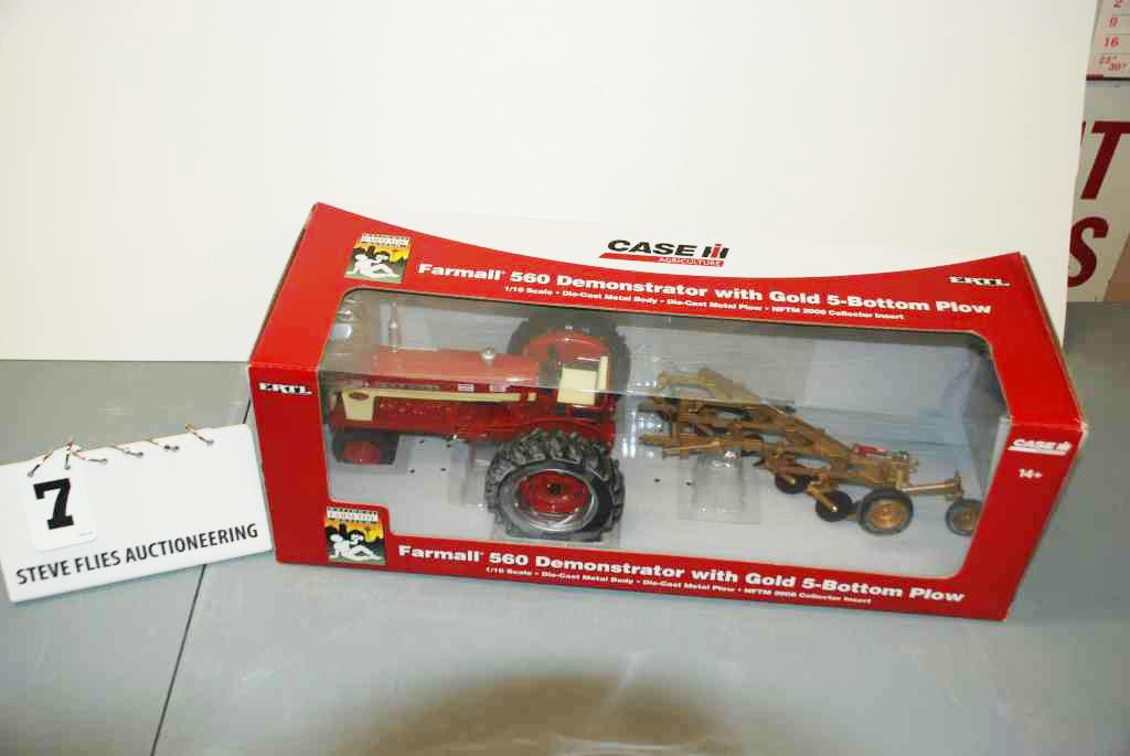 Case IH Farmall 560 Demonstrator w/Gold 5-bottom Plow - Ertl