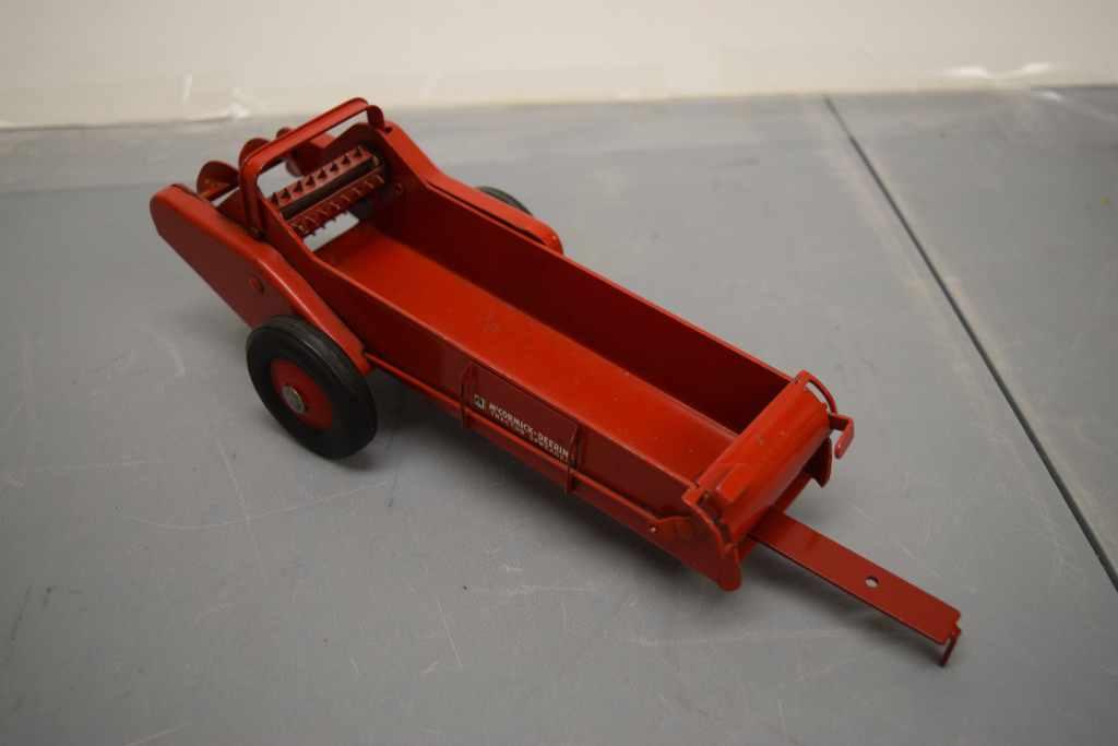 IH Spreader 1950's Carter - 1/16 Scale (No Box)