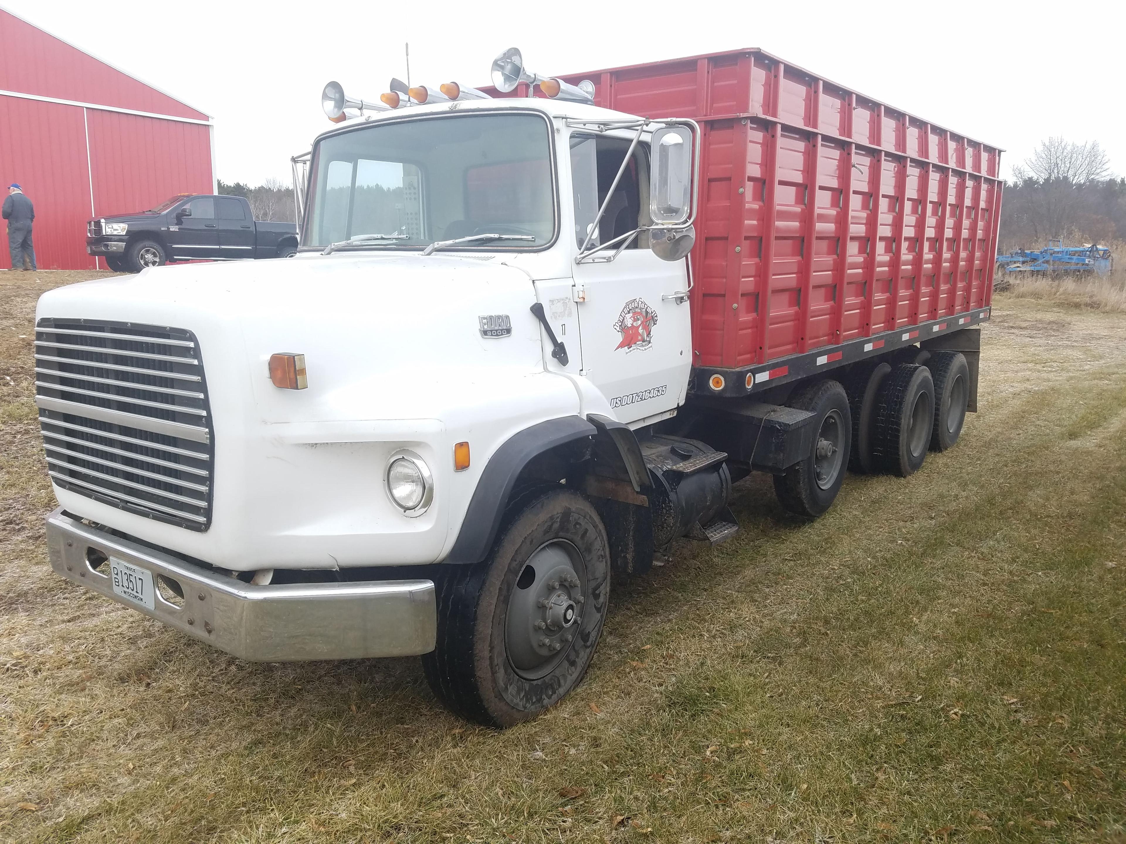 1983 Ford 9000 w/ 20’ Grain Box