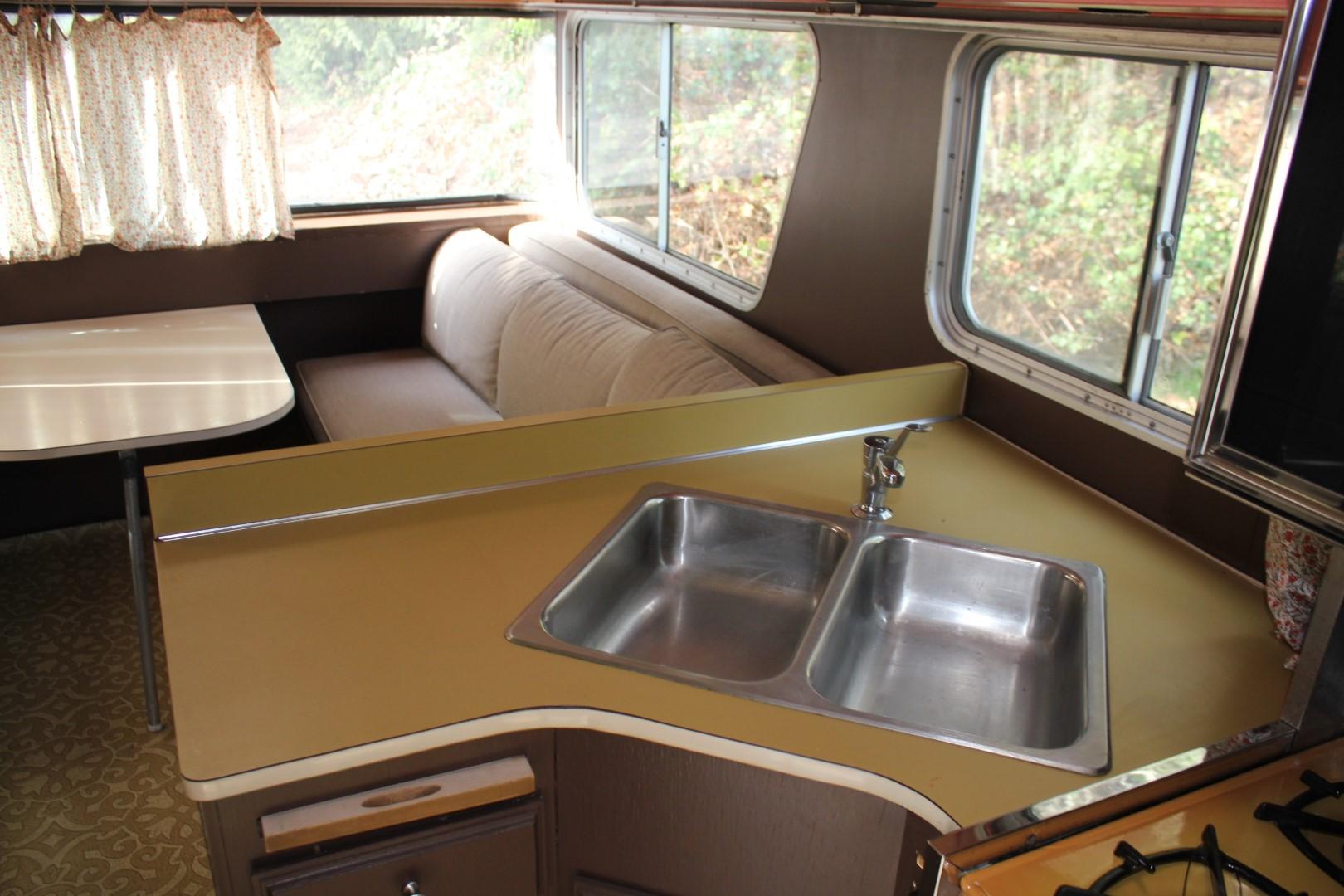 1975 Ford Chinook Camper