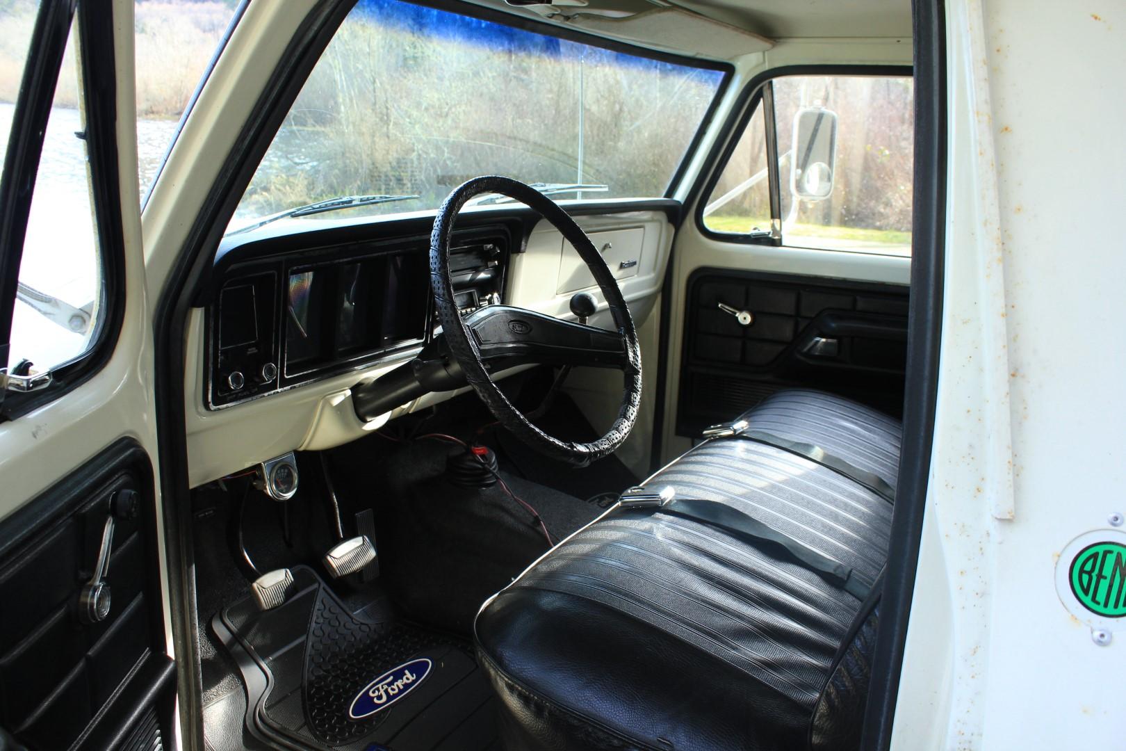 1975 Ford Chinook Camper