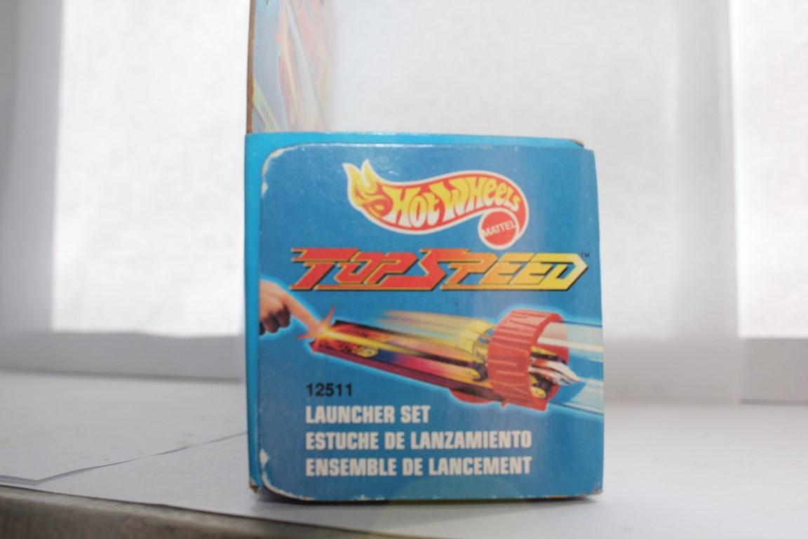 Lot 410- HOT WHEELS TOP SPEED LAUNCHER WITH 2 CARS