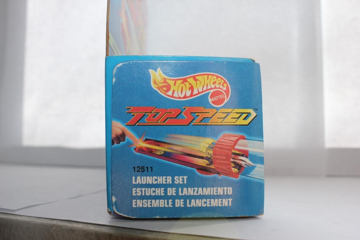 Lot 410- HOT WHEELS TOP SPEED LAUNCHER WITH 2 CARS