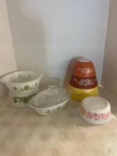 Mixed lot of Pyrex bowls and baking dishes