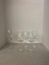 One white wine glass and 5 red wine glasses