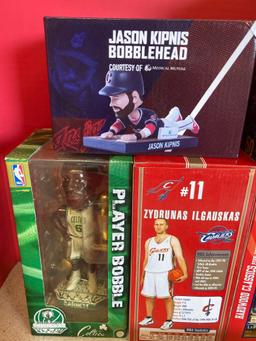 Sports bobbleheads 2 LeBron James Cavs tee shirt