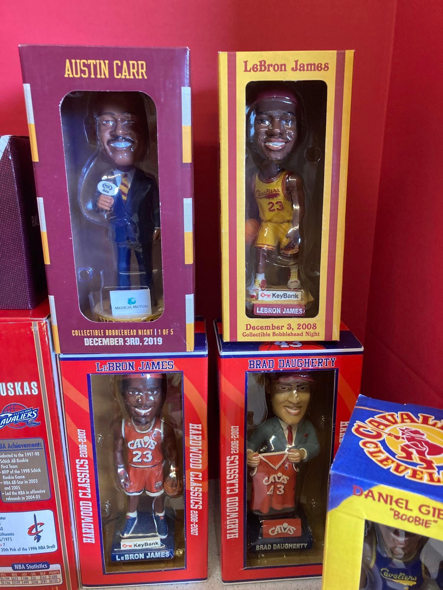 Sports bobbleheads 2 LeBron James Cavs tee shirt