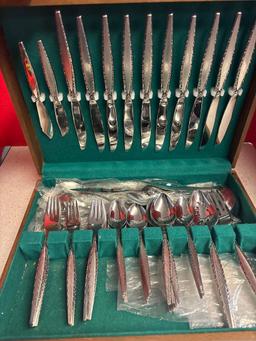 ONEIDA community stainless Venetia Flatware Set