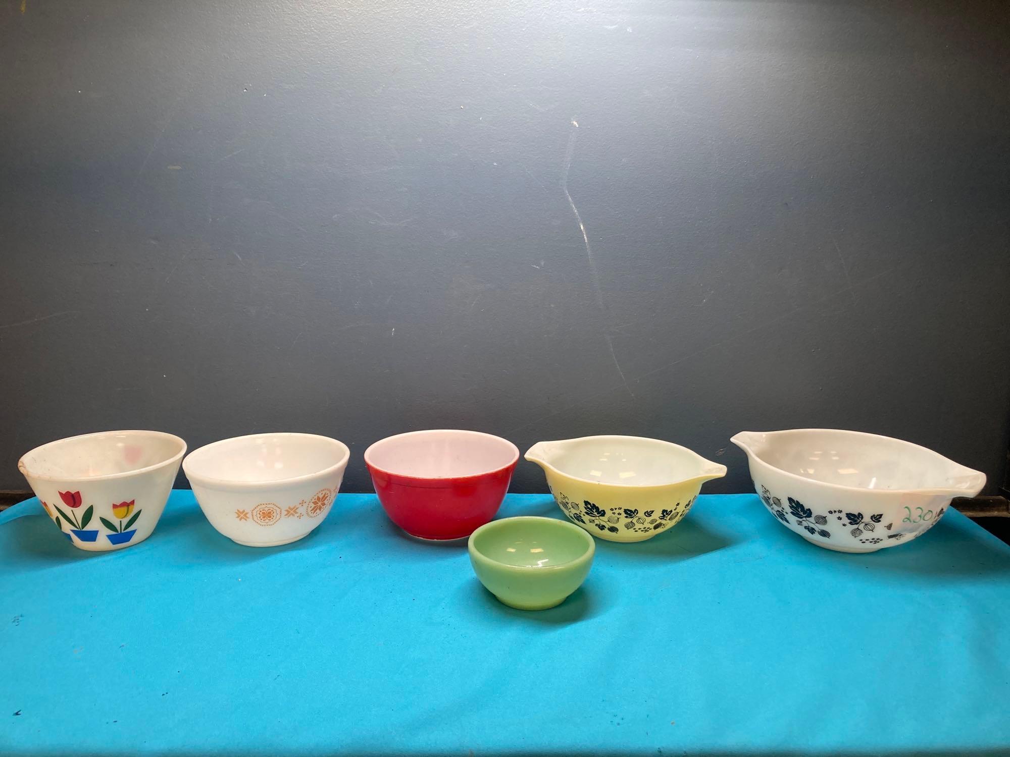 Pyrex and Fire King bowls