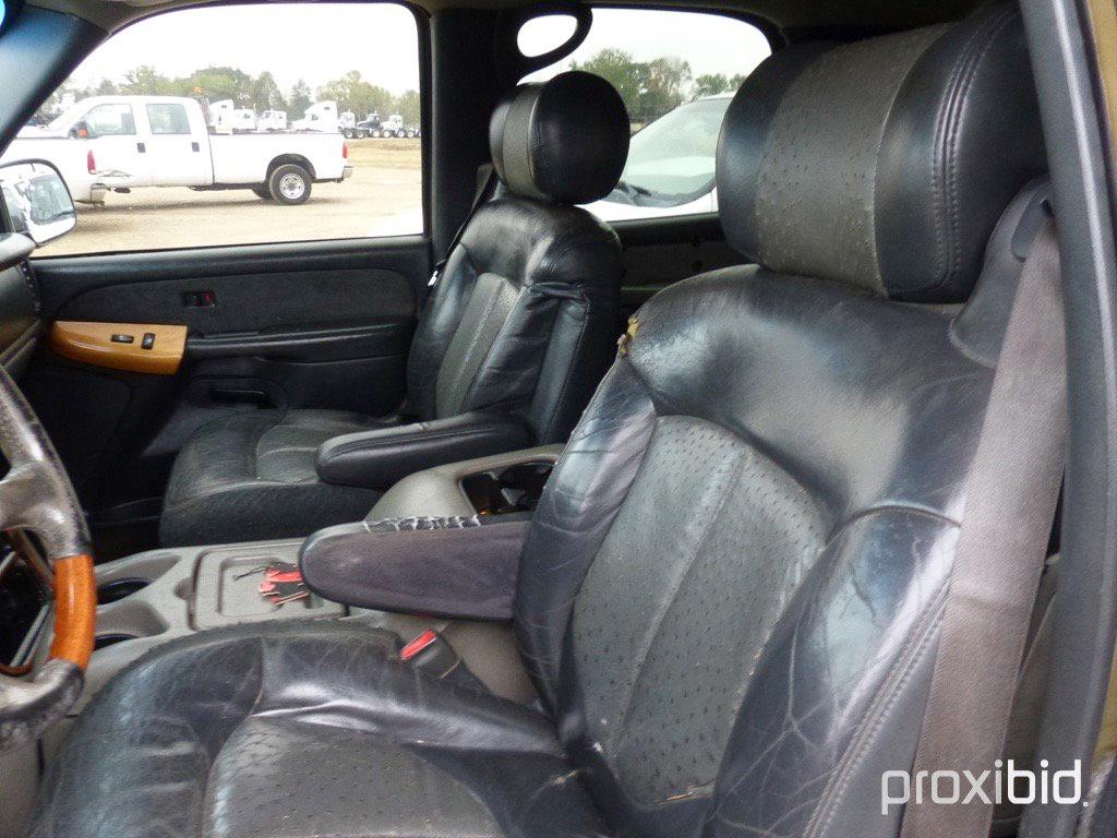 2001 CHEVROLET TAHOE SUV;